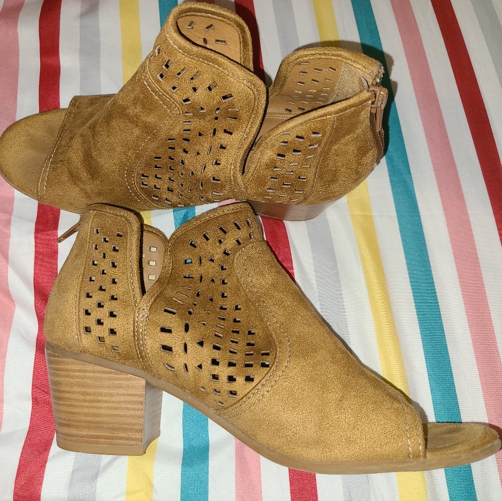Euro Sofft ● Adrienna Golden tan  suede booties